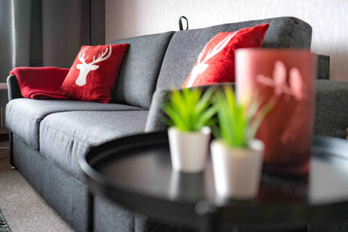 Couch im Wohnzimmer mit Alpenblick