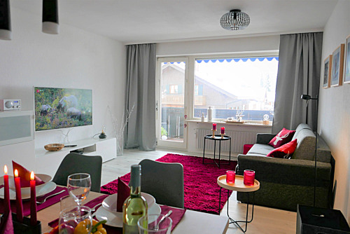 Wohn- und Essbereich mit Balkon